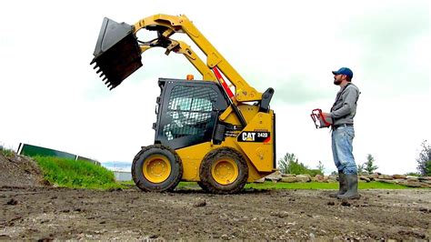 The largest RC in my collection! CATERPiLLAR 242D Skid Steer 